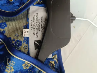 Vestido azul con estampado floral dorado