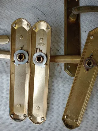 Manivelas de latón para puertas