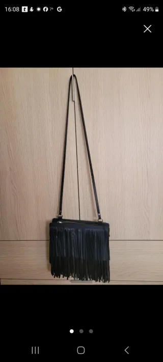 BOLSO DE PIEL NEGRO CON FLECOS
