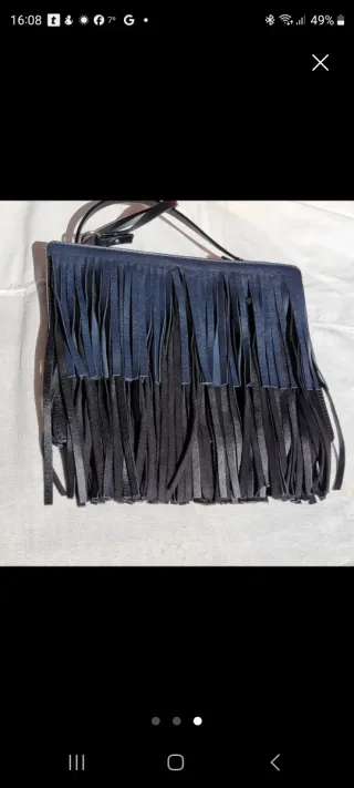BOLSO DE PIEL NEGRO CON FLECOS