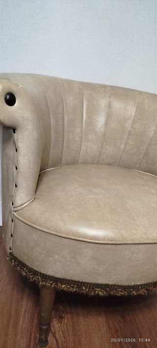 Sillón descalzador beige y marrón