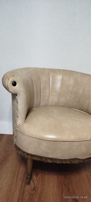 Sillón descalzador beige y marrón