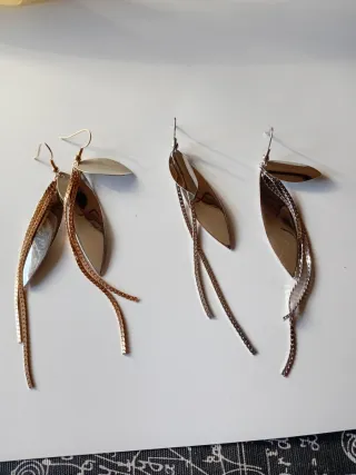 Pendientes largos 1 dorado y 1 plateado