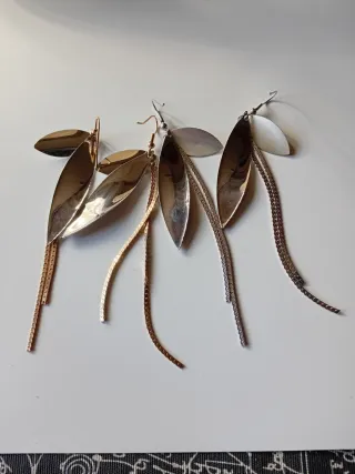 Pendientes largos 1 dorado y 1 plateado