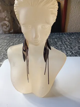 Pendientes largos 1 dorado y 1 plateado