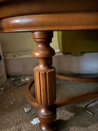 Mesa baja ovalada de mármol y madera