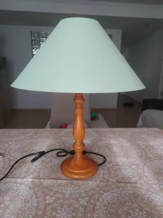 Lámpara de mesa madera y tela
