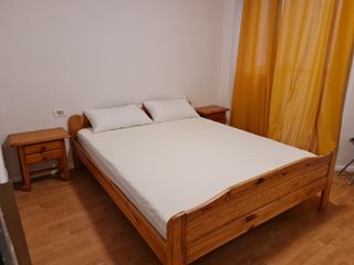 CAMA Y COLCHÓN 150x190 + 2 MESAS DE NOCHE