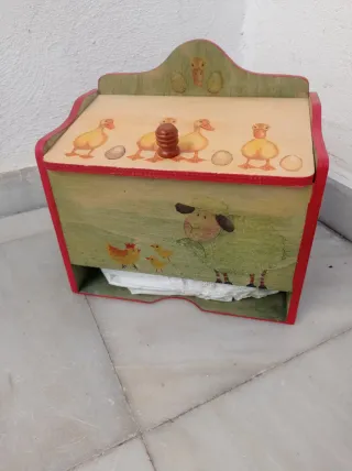 Caja de madera decorada con animales
