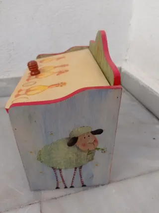 Caja de madera decorada con animales