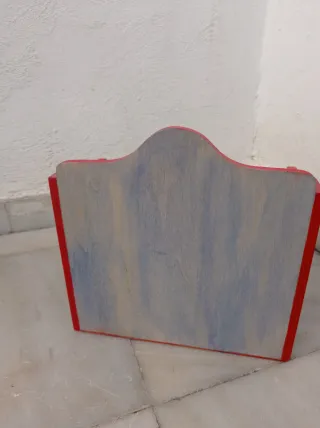 Caja de madera decorada con animales