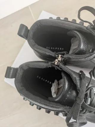 Zapatillas Scalpers negras con tachuelas