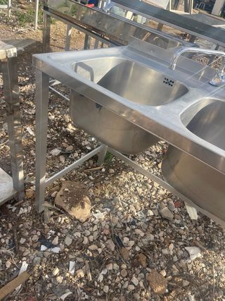 Mesa de trabajo industrial con doble fregadero