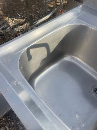 Mesa de trabajo industrial con doble fregadero