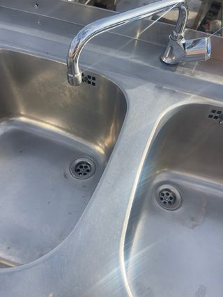 Mesa de trabajo industrial con doble fregadero