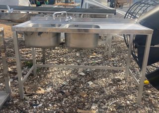 Mesa de trabajo industrial con doble fregadero