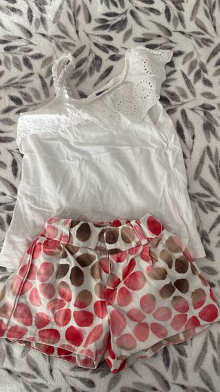 Conjunto niña top blanco y shorts estampado