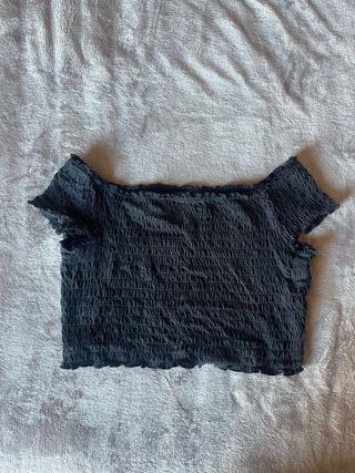 Top negro fruncido hombros descubiertos