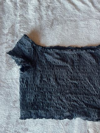 Top negro fruncido hombros descubiertos