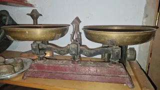 Balanza antigua de latón y hierro