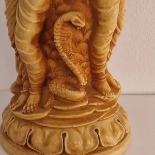 Jarrón decorativo figura mujer y león