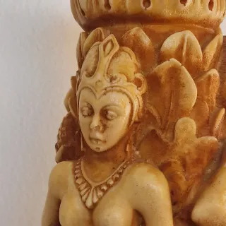 Jarrón decorativo figura mujer y león