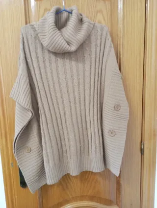 Poncho marrón cuello alto