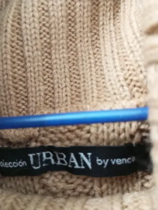 Poncho marrón cuello alto