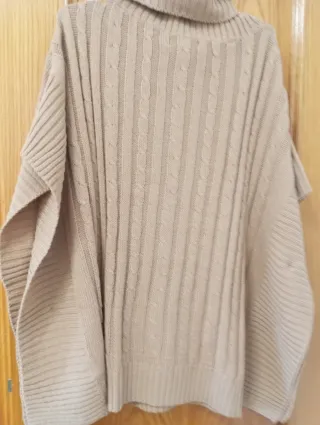 Poncho marrón cuello alto