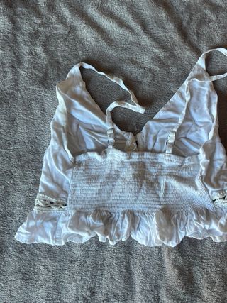 Top blanco con botones y encaje