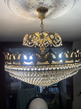 Lámpara de araña de cristal y metal dorado