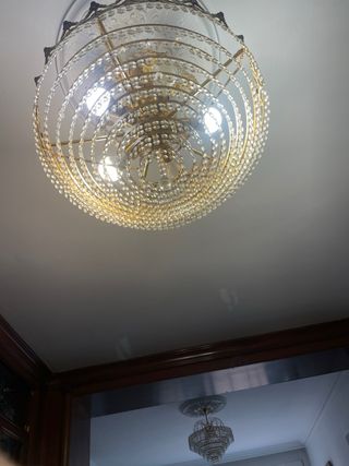 Lámpara de araña de cristal y metal dorado