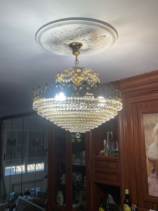 Lámpara de araña de cristal y metal dorado