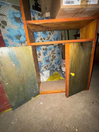 Estantería de madera con puertas