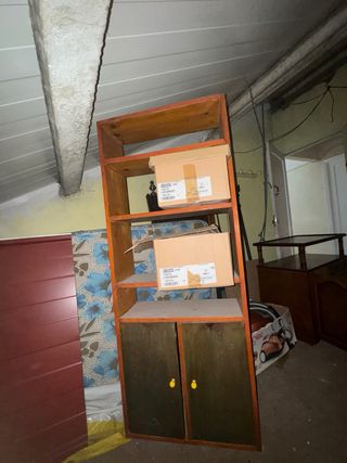 Estantería de madera con puertas