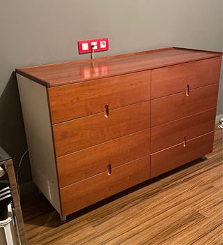 Cómoda de madera y blanco