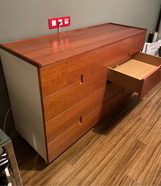 Cómoda de madera y blanco