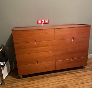 Cómoda de madera y blanco