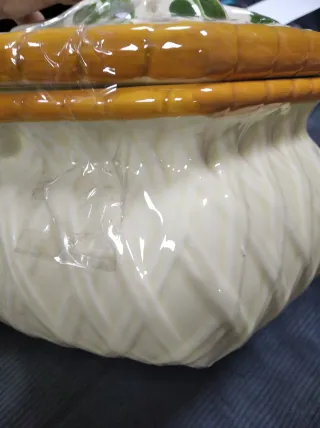 Huevera de cerámica pintada a mano