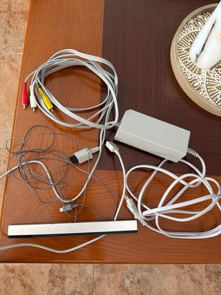 Nintendo Wii con mando y cables