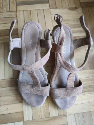 Sandalias cuña marrón