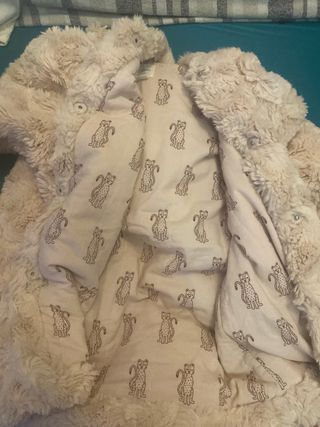 Chaqueta beige con capucha de pelo