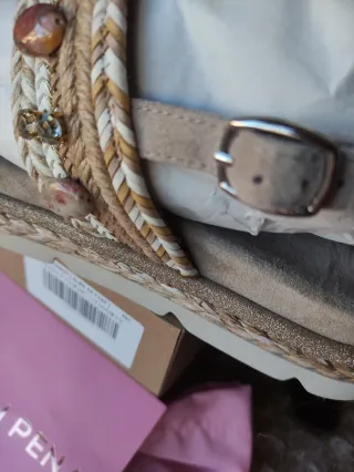 Sandalias Alma en Pena Beige y Doradas