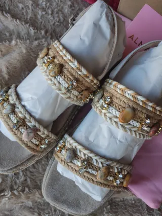 Sandalias Alma en Pena Beige y Doradas