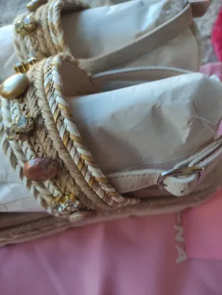 Sandalias Alma en Pena Beige y Doradas