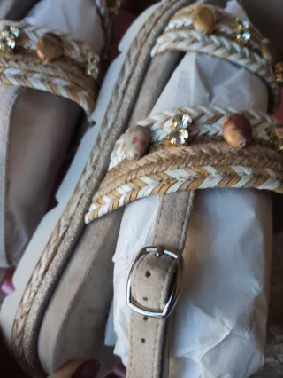 Sandalias Alma en Pena Beige y Doradas