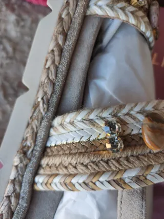 Sandalias Alma en Pena Beige y Doradas