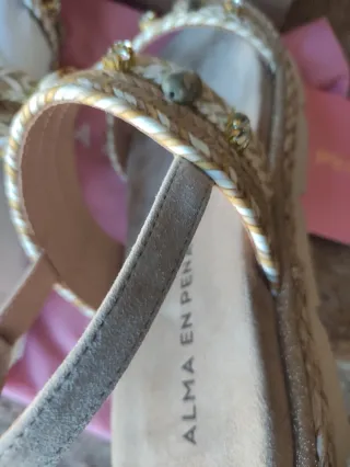 Sandalias Alma en Pena Beige y Doradas