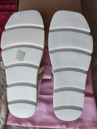 Sandalias Alma en Pena Beige y Doradas