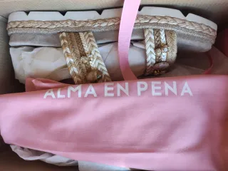 Sandalias Alma en Pena Beige y Doradas